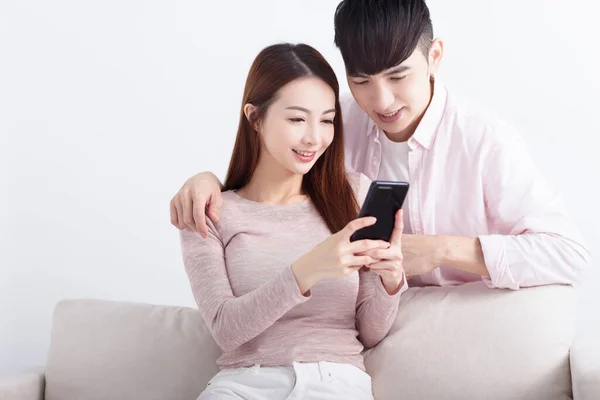 Junges Paar Nutzt Smartphone Surft Internet Chattet Online Entspannt Hause — Stockfoto