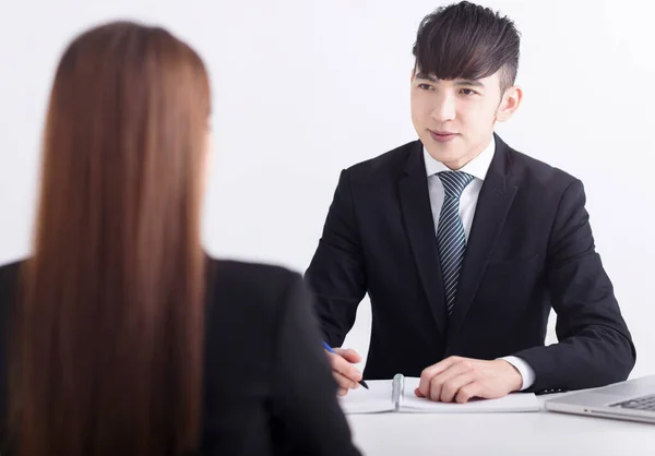 若手女性求職者へのインタビューを事務局で行うマネージャー — ストック写真