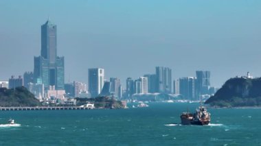 Kargo gemisi ve kaohsiung limanının havadan görüntüsü.