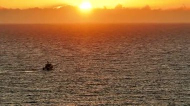 Günbatımı geçmişine sahip balıkçı teknesinin hava görüntüsü