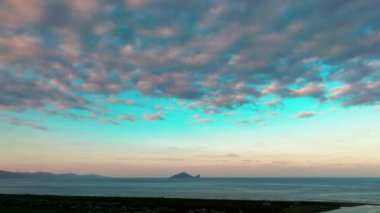 Denizin üzerindeki Guishan adasının havadan görünüşü 