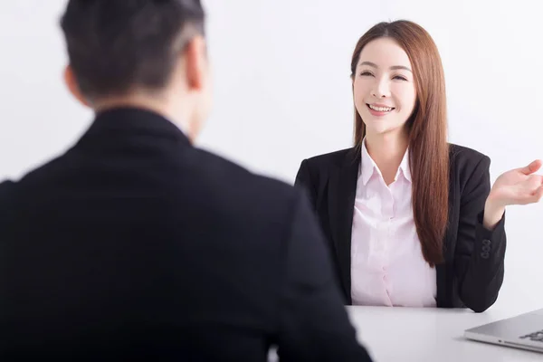 若手女性求職者へのインタビューを事務局で行うマネージャー — ストック写真