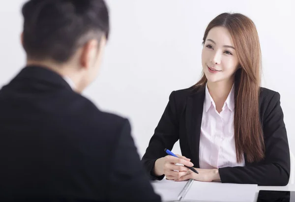 Business Manager Donna Intervistando Giovani Candidati Lavoro Maschile Ufficio — Foto Stock