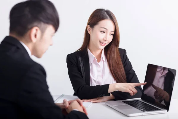 Üzleti Nők Bevezetésére Vagy Tanácsadás Vállalkozások Férfi Alkalmazottak Laptop — Stock Fotó