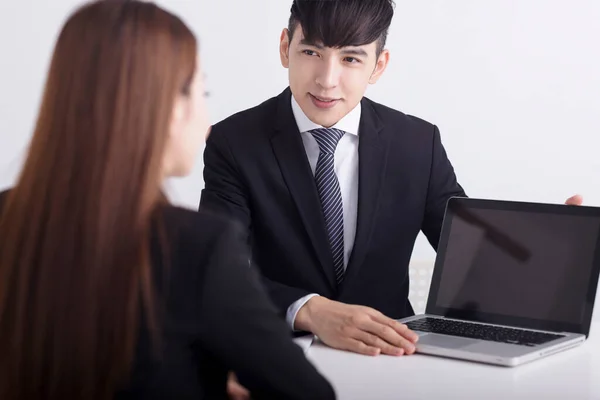 男性商人正在向女雇员介绍或咨询使用笔记本电脑的企业 — 图库照片