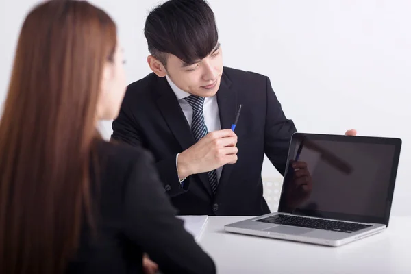 男性商人正在向女雇员介绍或咨询使用笔记本电脑的企业 — 图库照片