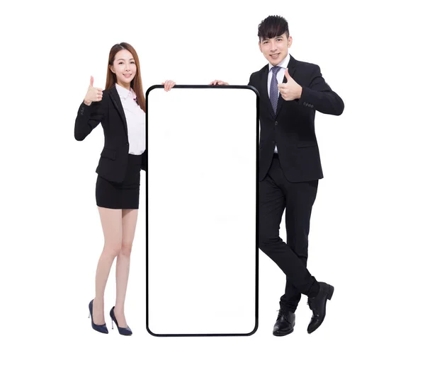 Biznes Mężczyzna Kobieta Stojący Pokazując Smartfon Białym Ekranem — Zdjęcie stockowe