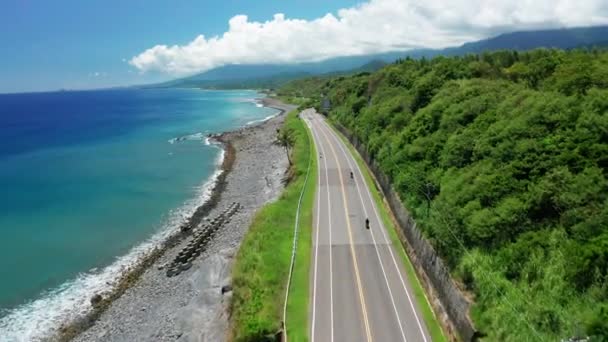 海滨公路上骑自行车的空中景观 — 图库视频影像