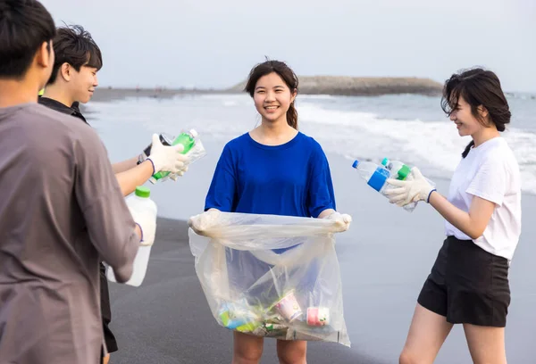 Jovem Estudante Recolhendo Resíduos Plásticos Praia Pessoas Limpando Praia — Fotografia de Stock
