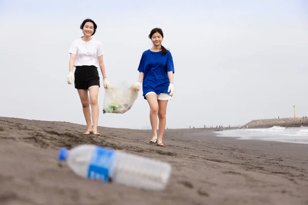 Junge Studentin Sammelt Plastikmüll Strand Menschen Säubern Den Strand — Stockfoto