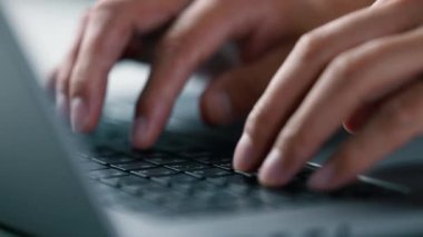 Laptop klavyesine el yazısı yazmak