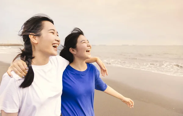 Chicas Felices Caminando Jugando Juntos Playa Tropical Atardecer Verano —  Fotos de Stock