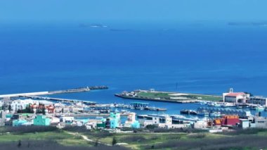 Baisha, Penghu County, Tayvan 'daki Jibei Adası ve balıkçı limanının havadan görüntüsü..