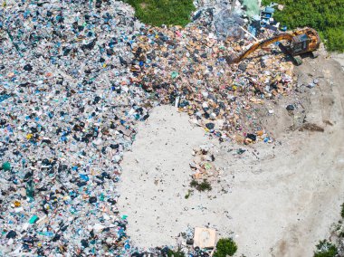 Hava manzaralı atık çöplüğü, atık depolama çöplüğündeki ev atıkları plastik çöp yığını ve çeşitli çöp yığınları, çevresel kirlilik .