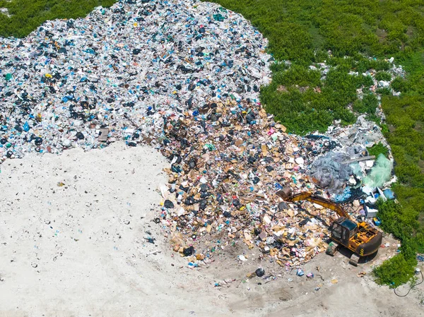 空中ビューゴミ捨て場 廃棄物埋立処分場の家庭からの廃棄物プラスチックごみや様々なゴミ 環境汚染 — ストック写真
