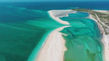 Güzel sahil ve mavi okyanus manzarası