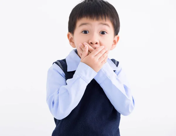 Kleiner Junge Geschockt Und Die Hand Bedeckt Mund Für Fehler — Stockfoto