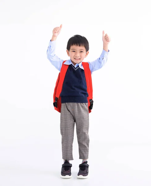 Szczęśliwy Azji Chłopiec Noszenie Student Plecak Izolowany Biały — Zdjęcie stockowe