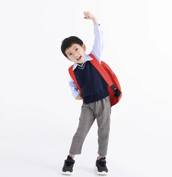 快乐的亚洲男孩 背着学生背包 与白人隔离 — 图库照片