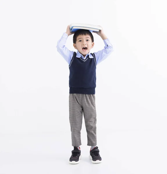 Ενθουσιασμένος Μικρό Αγόρι Κρατώντας Βιβλία Στο Κεφάλι Απομονώνονται Λευκό Φόντο — Φωτογραφία Αρχείου