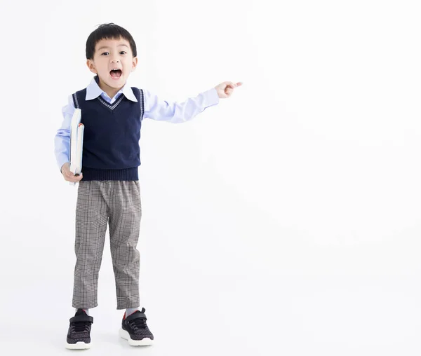 Podekscytowany Mały Chłopiec Wskazując Przestrzeń Kopiowania Ubraniach Casual Książek Studing — Zdjęcie stockowe