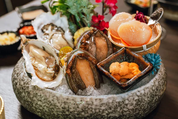 海鲜菜盘作为海洋美食的背景 鱼子酱及其他海鲜调料 — 图库照片