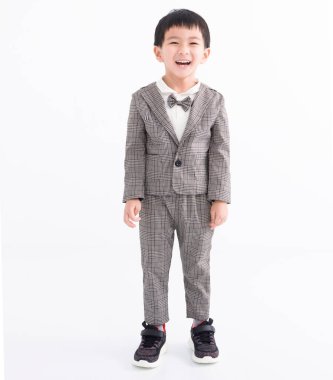 Heyecanlı ve mutlu Asyalı çocuk gülüyor. 