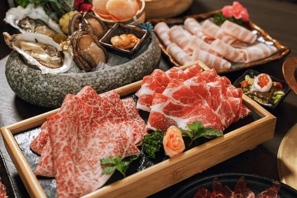 Piatto Cucina Pesce Carne Affettata Manzo Pentole Calde Fette Maiale — Foto Stock