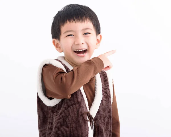 Szczęśliwy Chłopiec Wskazując Palcem Daleko Przestrzeń Kopiowania — Zdjęcie stockowe