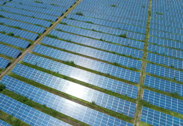 太陽光パネル 太陽光発電所の空中ビュー — ストック写真