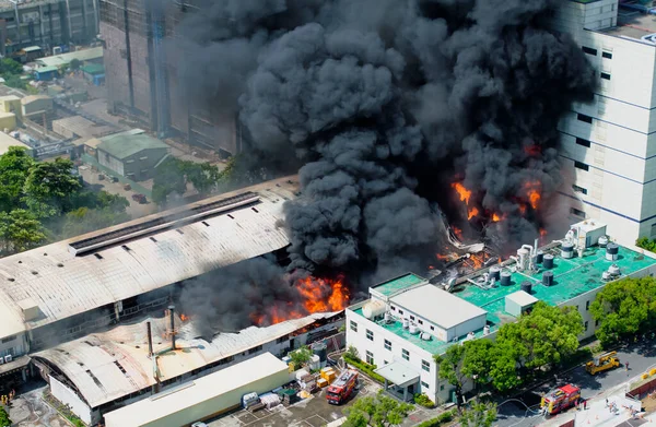 工业建筑火灾的空中视图 有火焰的多层混凝土机库 工厂应急概念 — 图库照片