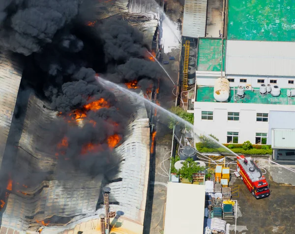 工業ビルの火災の空中ビュー 炎と複数階建てのコンクリート格納庫 工場緊急コンセプト — ストック写真