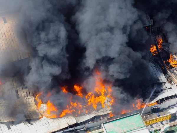 工業ビルの火災の空中ビュー 炎と複数階建てのコンクリート格納庫 工場緊急コンセプト — ストック写真