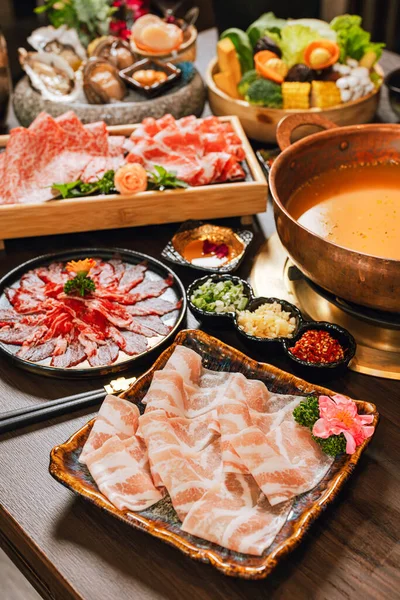 海鲜菜盘和火锅用牛肉片肉 鱼子酱及其他海鲜调料 — 图库照片