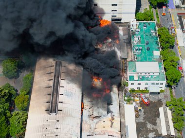 Endüstriyel binadaki hava görüntüsü. Alevli, çok katlı beton bir hangar. Fabrika acil durum kavramı.