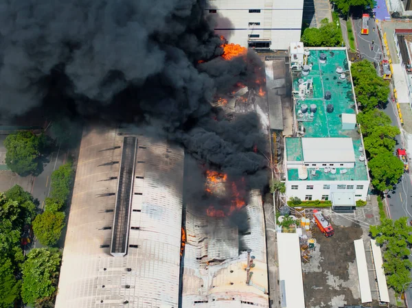 Letecký Pohled Požár Průmyslové Budově Vícepodlažní Betonový Hangár Plameny Tovární — Stock fotografie