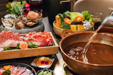 Sıcak çömlekler için deniz ürünleri tabağı ve et dilimlenmiş et. Domuz eti, deniz tarağı, deniz kabuğu, istiridye, havyar ve diğer lezzetli deniz ürünleri..