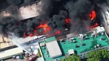 Endüstriyel binadaki hava görüntüsü. Alevli çok katlı beton hangar.. 