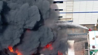Endüstriyel binadaki hava görüntüsü. Alevli çok katlı beton hangar.. 