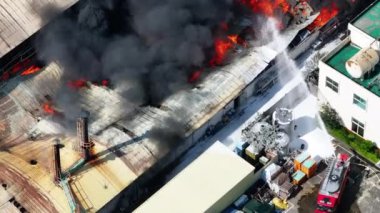 Endüstriyel binadaki hava görüntüsü. Alevli çok katlı beton hangar.. 