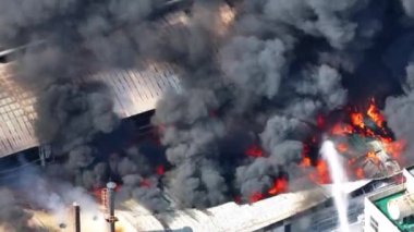 Endüstriyel binadaki hava görüntüsü. Alevli çok katlı beton hangar.. 