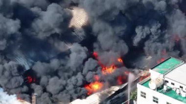 Endüstriyel binadaki hava görüntüsü. Alevli çok katlı beton hangar.. 