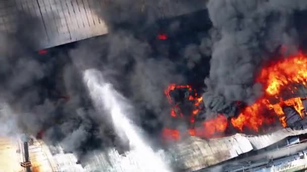 工业建筑火灾的空中视图 有火焰的多层混凝土机库 — 图库视频影像