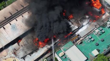 Endüstriyel binadaki hava görüntüsü. Alevli çok katlı beton hangar.. 