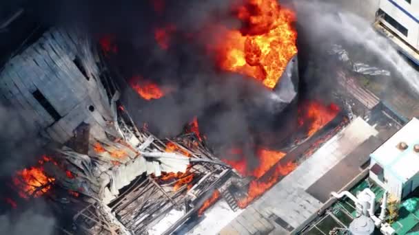 工业建筑火灾的空中视图 有火焰的多层混凝土机库 — 图库视频影像