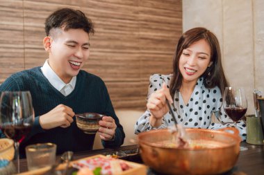 Hot Pots restoranında yemek yiyen mutlu çift.