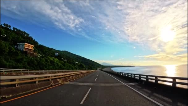 Οδηγώντας Στην Ανατολή Του Ηλίου Στην Νότια Ακτή Αυτοκινητόδρομο Ταϊβάν — Αρχείο Βίντεο