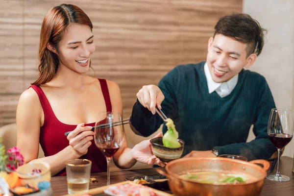 Hot Pots Restoranında Yemek Yiyen Mutlu Çift — Stok fotoğraf