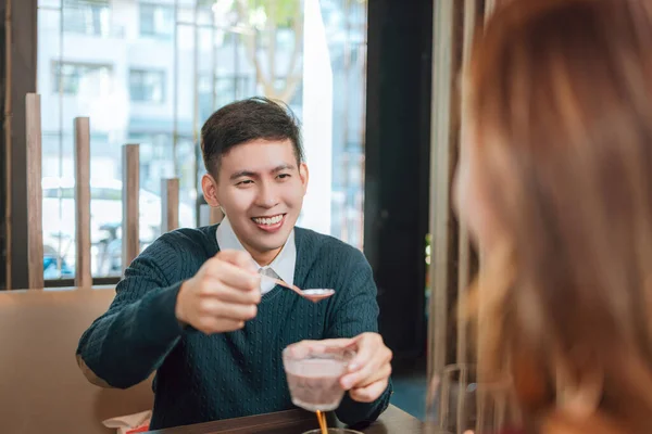 Νεαρός Ασιάτης Άνδρας Σίτιση Ευτυχισμένη Φίλη Νόστιμο Φαγητό Στο Εστιατόριο — Φωτογραφία Αρχείου