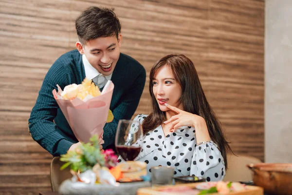 Jovem Cumprimentando Sua Namorada Dia Dos Namorados Restaurante — Fotografia de Stock